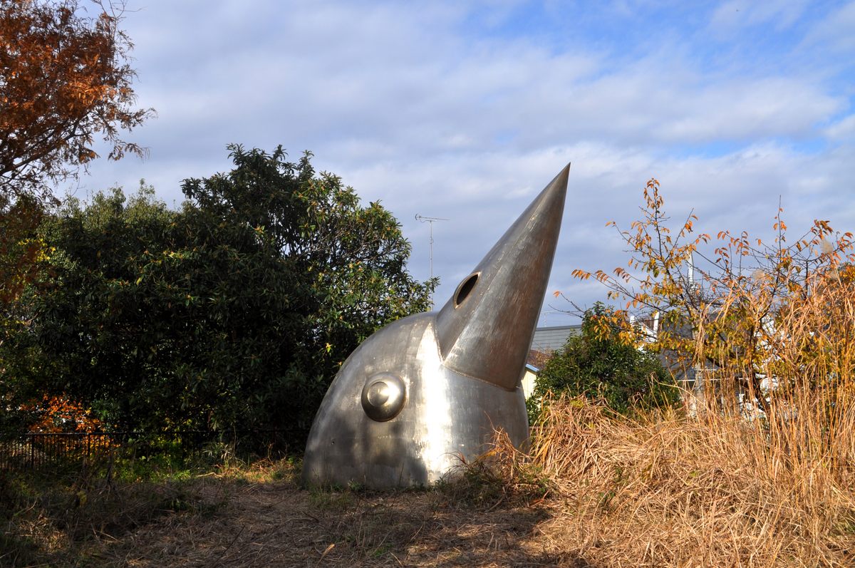 Mitsuaki's statue "BIRD-Wild Vegetable / Hiyoshi" on the Matsunokawa Greenway.
