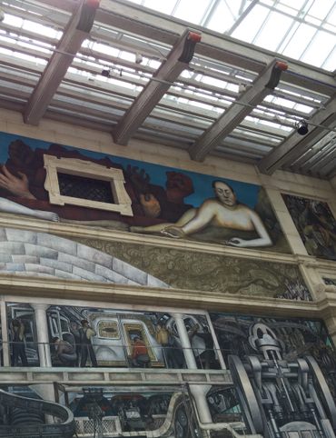 迭戈·里维拉(Diego Rivera)的壁画横亘在底特律艺术学院一个光线充足的房间里。