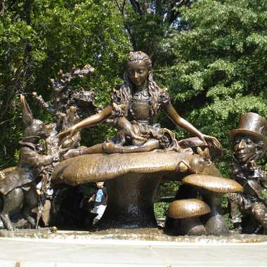 《爱丽丝梦游仙境》的雕像在中央公园。