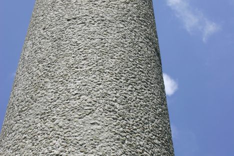 Dolomite covering the outer surface of the columns