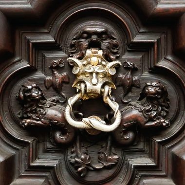 The knocker that gives the door its name.