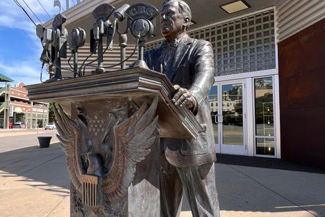 Nice representation of FDR… And pleased that the artist placed a cane on the back of lectern, as an acknowledgement of his condition.