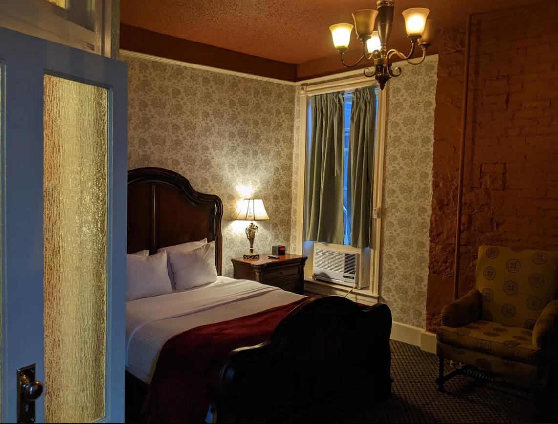 During the ’00s, the fifth floor — which had been destroyed in a devastating fire in 1967 — was fully restored.