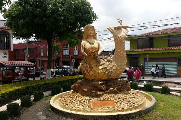 The mermaid-like "tlanchana", a folkloric figure of Metepec is well-represented in the park.