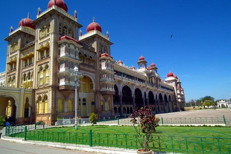 A Young Couple's Illicit Photo Shoot Inside a Historic Indian Palace