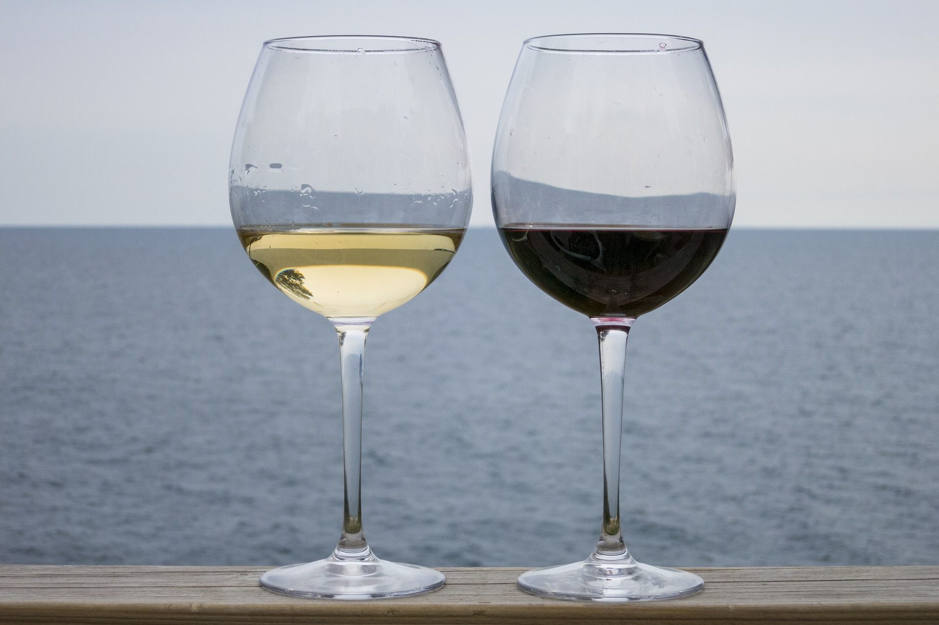 Is size important when it comes to wine glasses? - BBC News