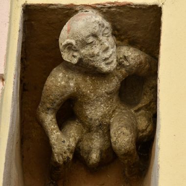 Posmievačik peeking from his alcove.