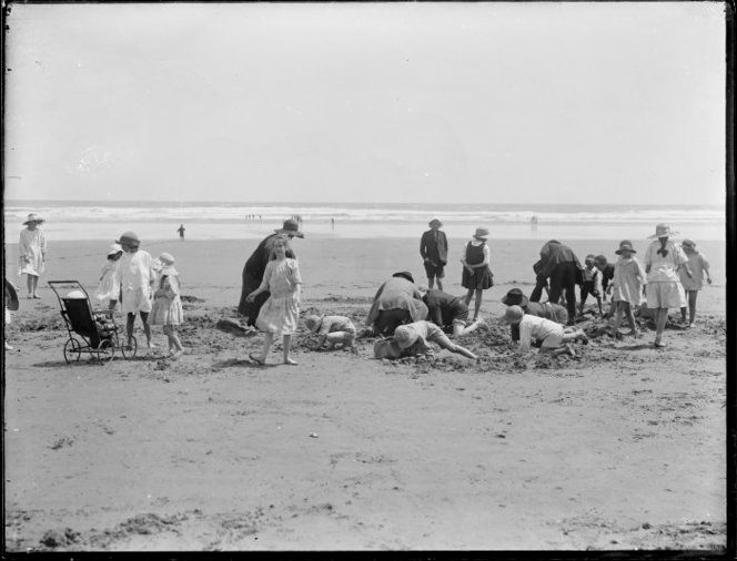 An early-20th century crowd digging for toheroa