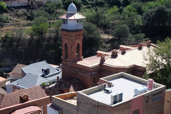 A view of the Tbilisi Mosque from atop the Narikala Fortress. 
