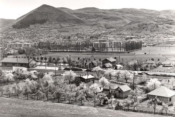 The town of Visoko in 1973 with the “Pyramid of the Sun” in the background. (Wikimedia Commons)