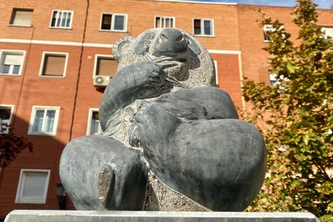 Behold, the 'Estatua de Oso Panda.'
