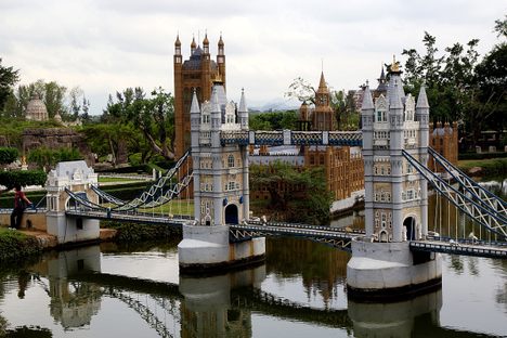 Tower Bridge and Buckingham Palace in London