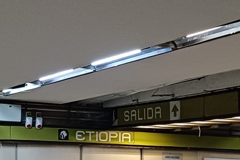The station's lion logo appears throughout.