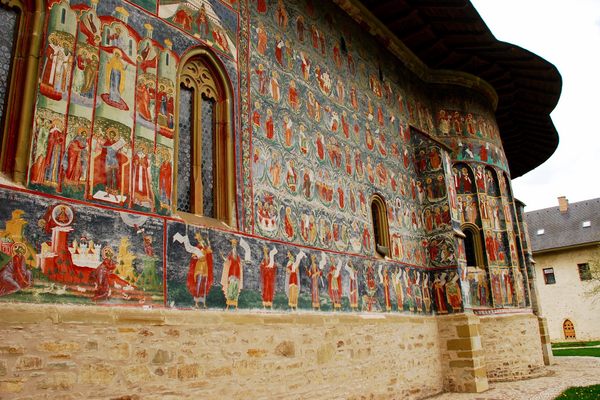 Paintings on the outside of Suceviţa Monastery