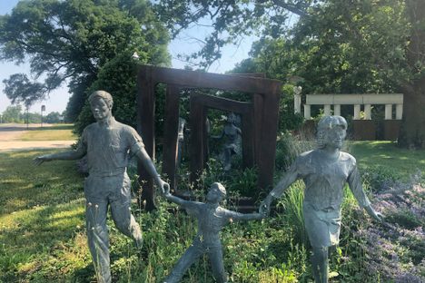 Bloch Cancer Survivors Plaza