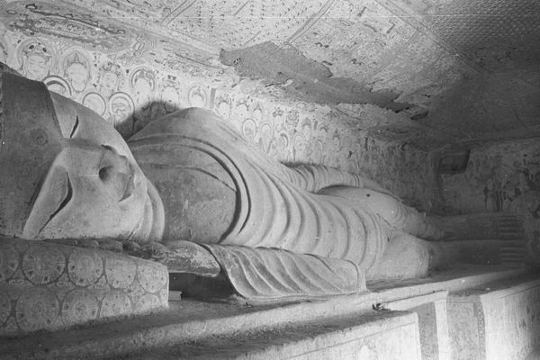 Mogao Cave 158. Middle Tang (781–848) Reclining Buddha, Parinirvāṇa scene. West wall. Lo Archive photograph, 1943–44. Princeton University (Lo 158-10).