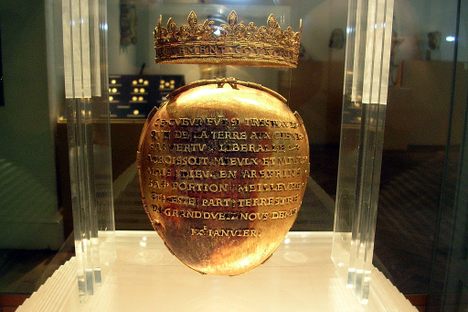 The gold reliquary containing Anne of Brittany's heart in the Dobrée Museum.