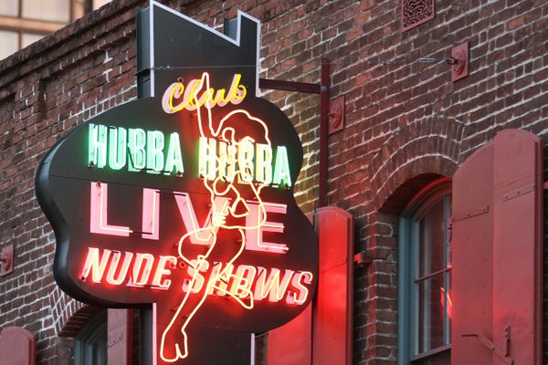 club hubba hubba sign lit up