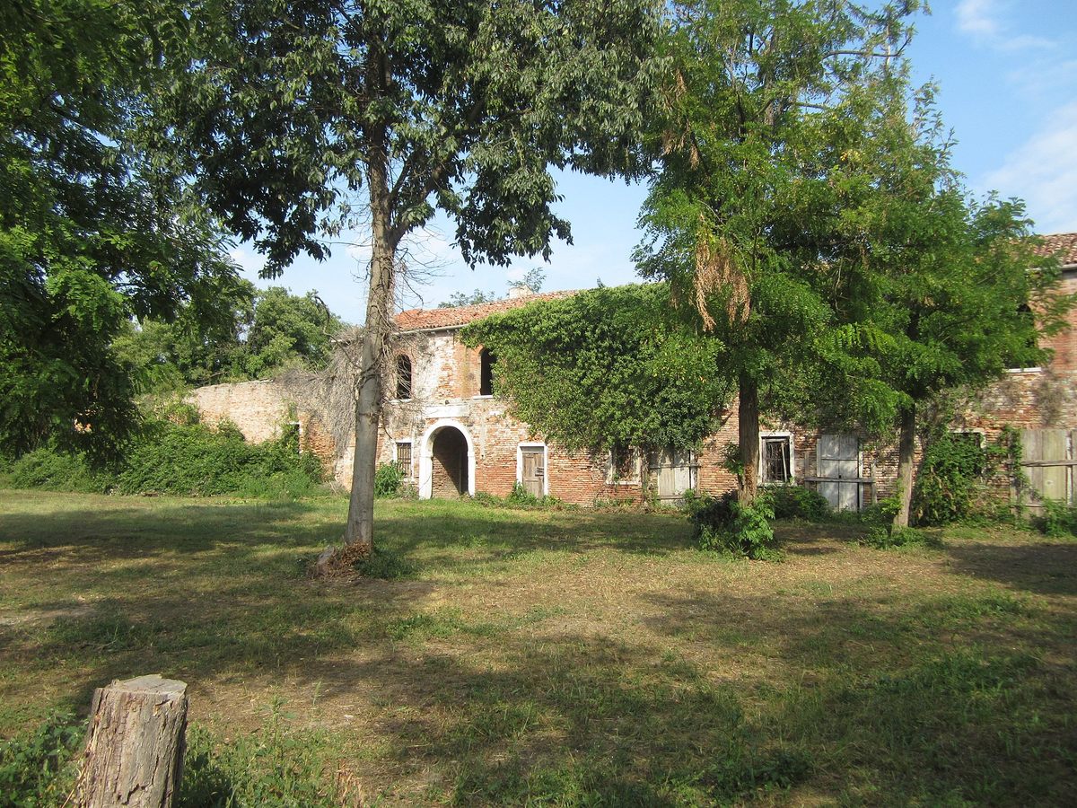 Many burials have been found on Lazzaretto Vecchio, and many more are believed to lie beneath its meadows. 