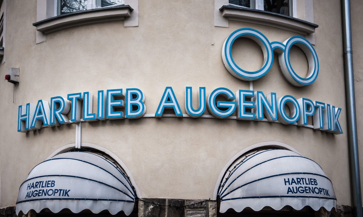 Curved, inline lettering for an optician, decorated with a pair of glasses.