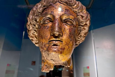 Frontal view of the head of the goddess