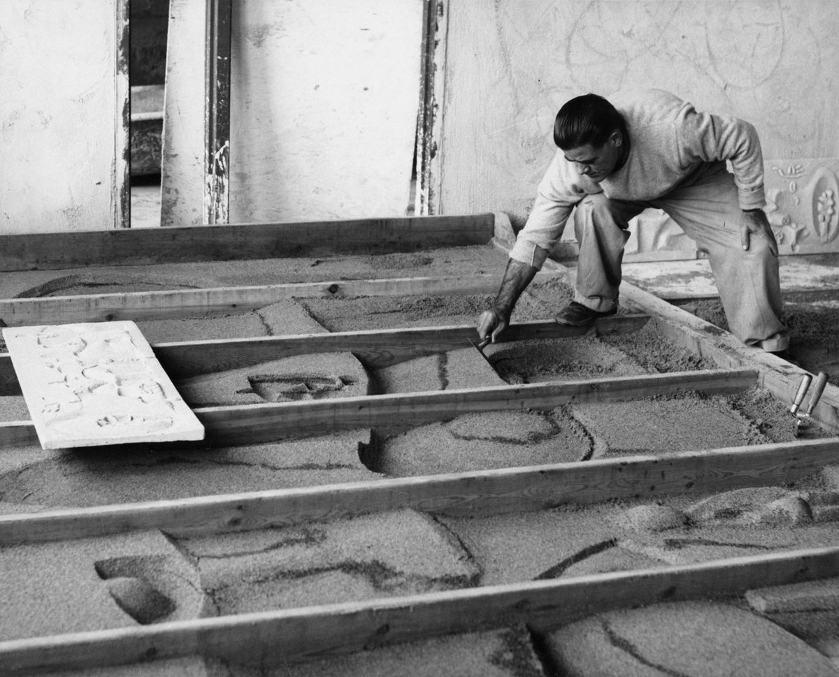 Nivola prepares for a sand-casting.