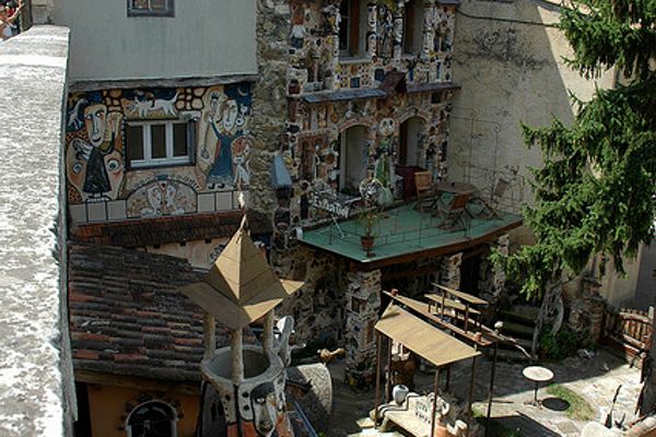Roland Dutel’s and his partner transformed Dutel’s courtyard to a sculpture yard.