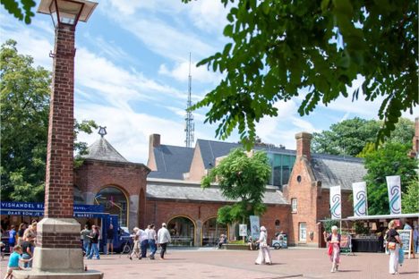 Building and front entrance during weekly market on wednesday
