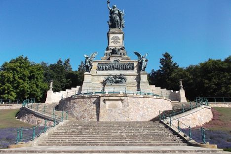 Front of the monument from the ground