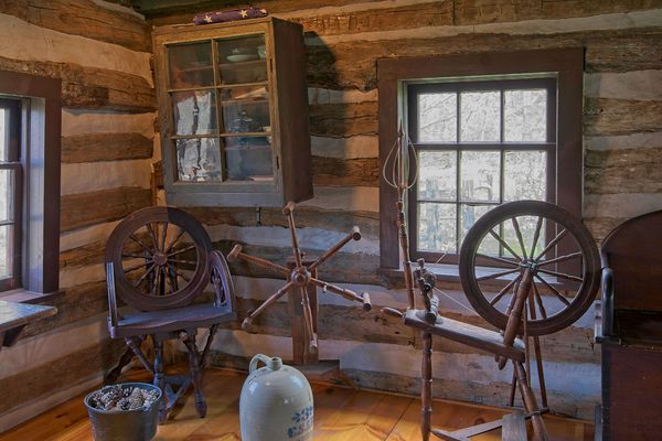 Colonial-style spinning wheel