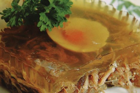 A kholodet with shredded meat and an egg.