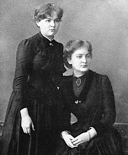 Maria Skłodowska-Curie (z lewej) pozuje ze swoją starszą siostrą Bronisławą Dłuską w 1886 roku. Siostry pozostawały ze sobą blisko przez całe życie i wspólnie założyły w 1932 roku Warszawski Instytut Radowy, później znany jako Instytut Onkologii im. Marii Skłodowskiej – Państwowy Instytut Badawczy – Curie.