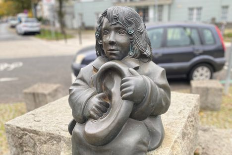 Momo Monument