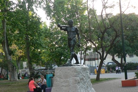 Plaza 1° de Mayo: Worker sculpture