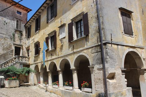 The town loggia.