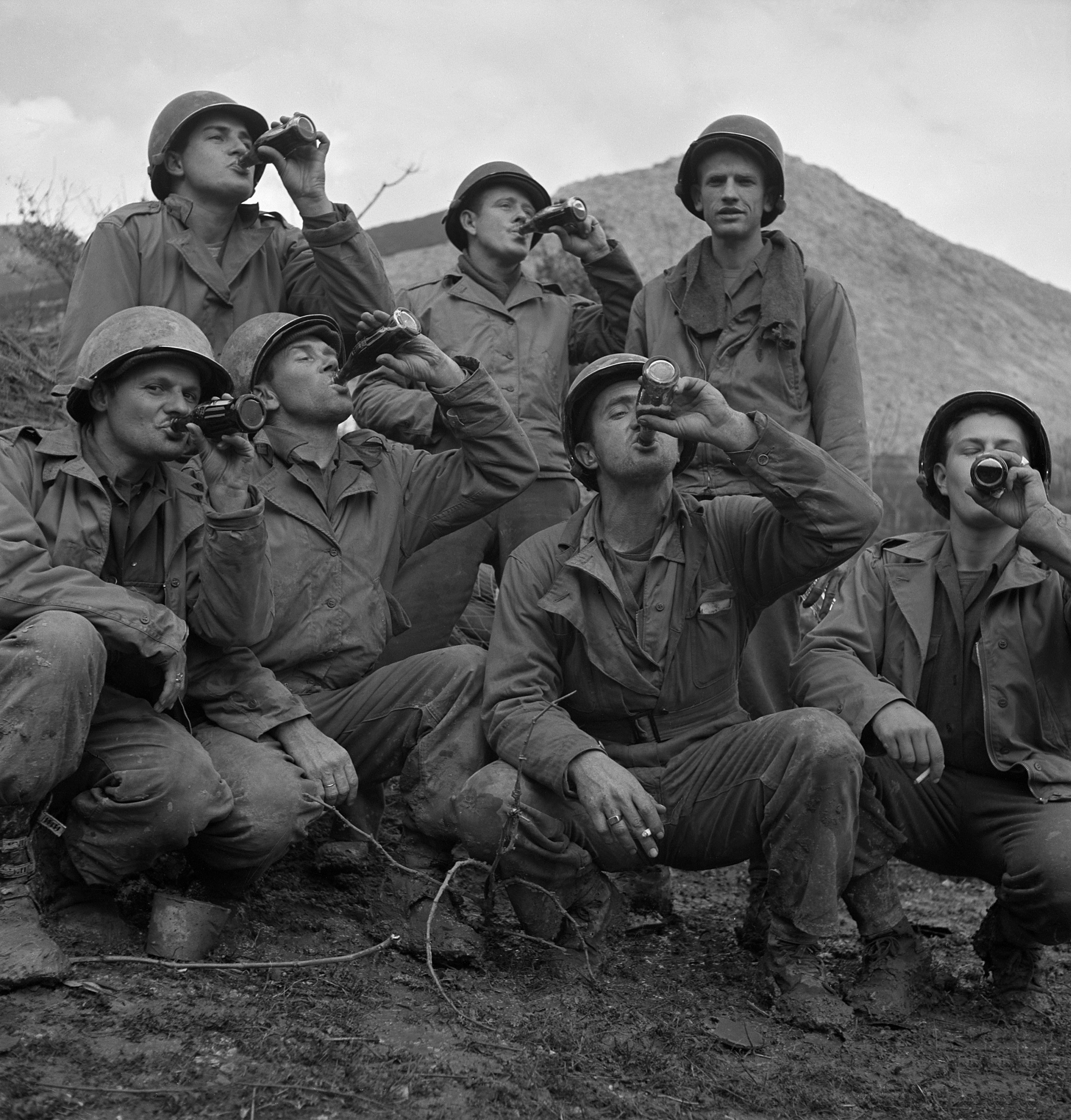 کوکاکولا با دولت ایالات متحده کار کرد تا اطمینان حاصل کند که سربازان، از جمله این افراد در ایتالیا، در طول جنگ جهانی دوم به کوکاکولا دسترسی دارند.