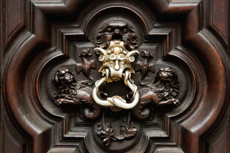 The knocker that gives the door its name.