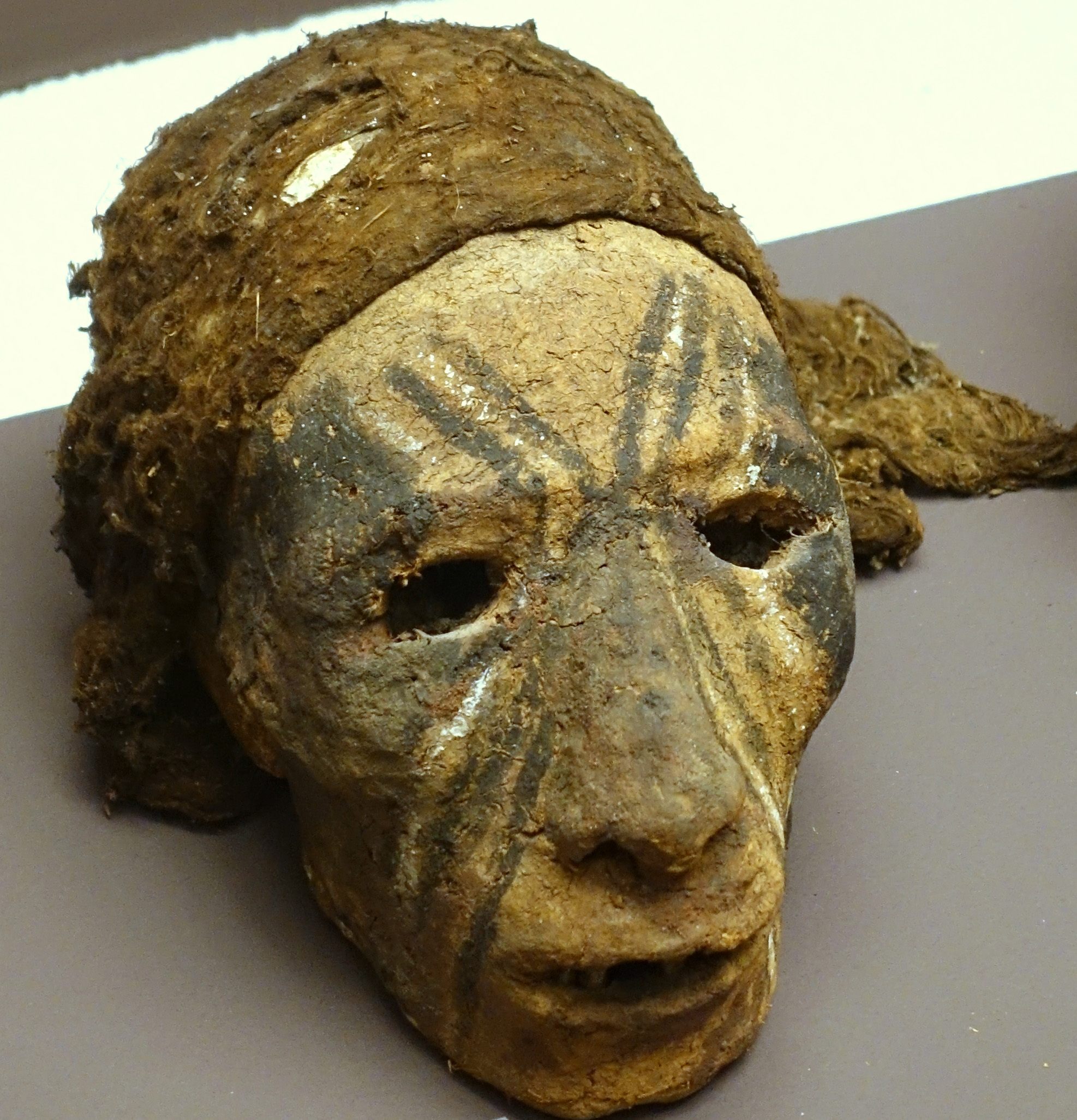 Another example, showing a skull with spider web cap, on display at the Ethnological Museum of Berlin.