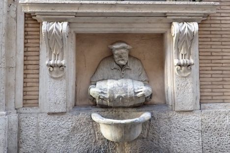 Fontana del Facchino on Via Lata.