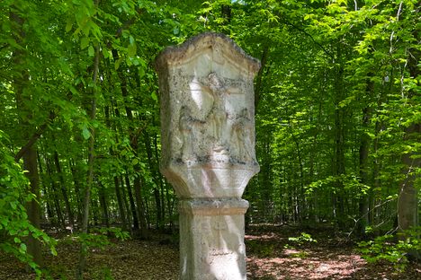 Limestone marker honoring Doudeg Fra