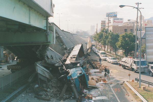 Aftermath of the earthquake at Hanshin Expressway