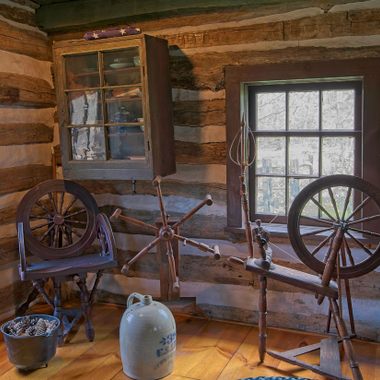 Colonial-style spinning wheel