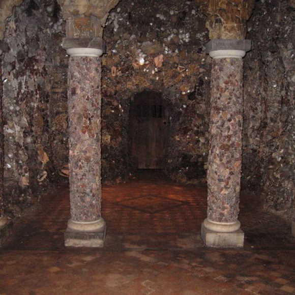Goldney Grotto - door, en.wikipedia.org/wiki/Goldney_Hall#G…
