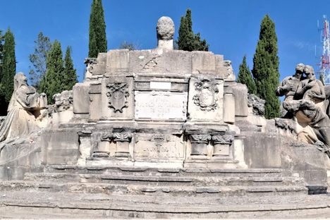 General view of the remains of the old monument 