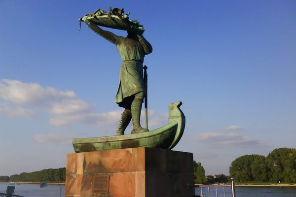 The statue depicts Hagen dumping the Nibelung hoard.