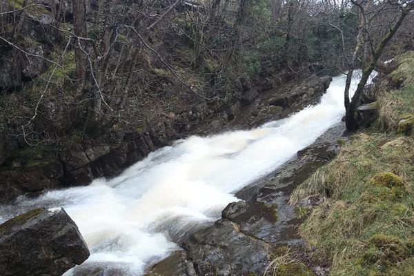 Water rushes through the upper reaches of the scar.