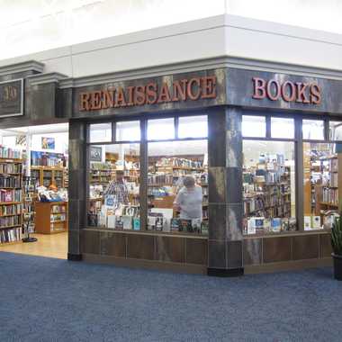 米歇尔将军国际机场的文艺复兴书店。