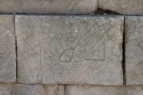 Jardin des Vestiges - marks made by massaliote stone-cutters