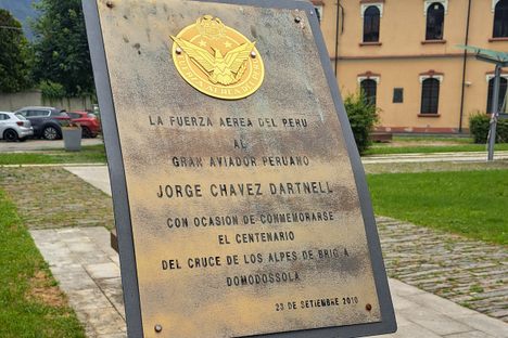 Accompanying plaque from the Peruvian Air Force.