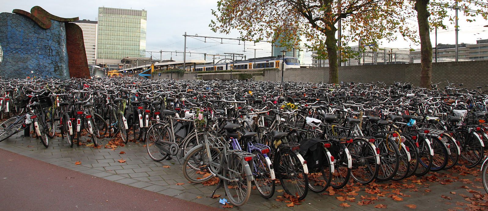 warmte springen ik ben gelukkig Utrecht Just Wheeled Out the World's Biggest Bike Parking Garage - Atlas  Obscura